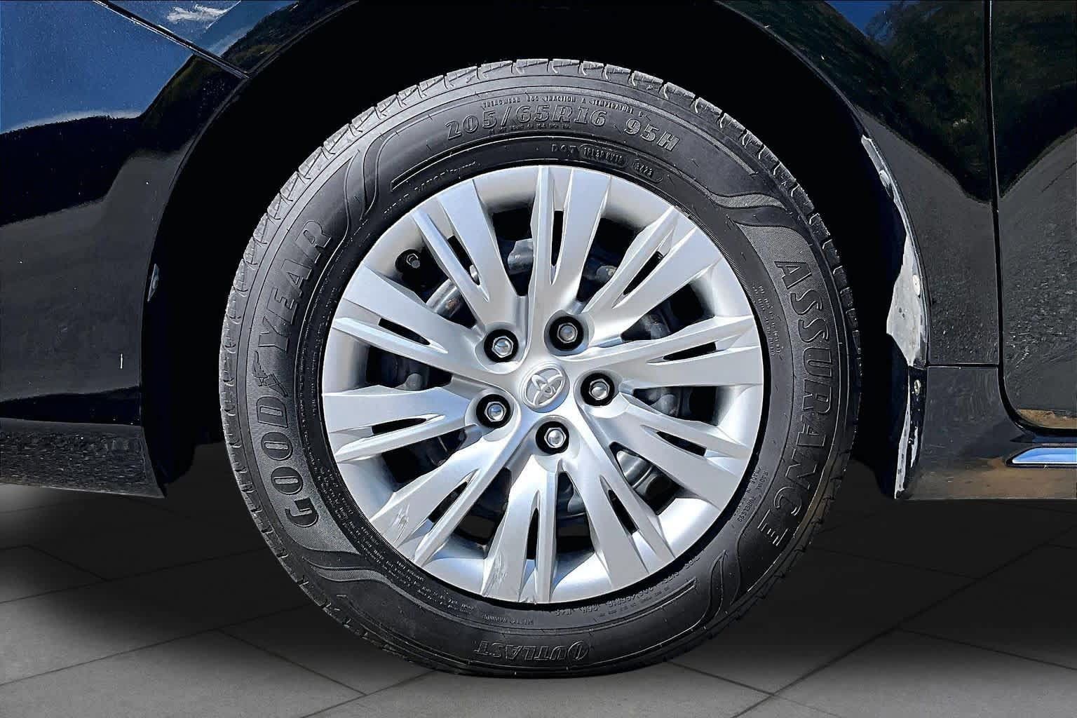Used 2014 Toyota Camry LE FWD image 11