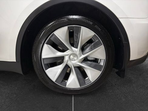 Used 2022 Tesla Model Y Long Range image 38