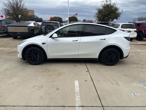 Used 2022 Tesla Model Y Long Range image 3
