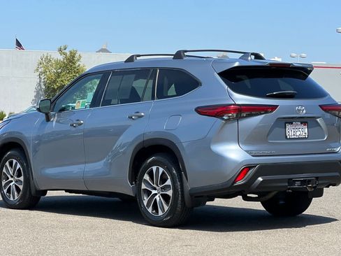 Used 2021 Toyota Highlander XLE AWD/4WD image 7