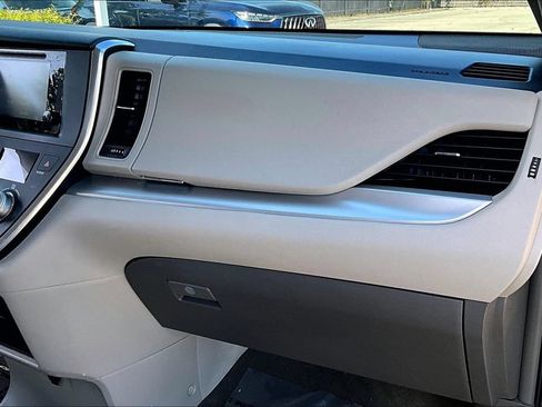 Used 2017 Toyota Sienna LE FWD image 26