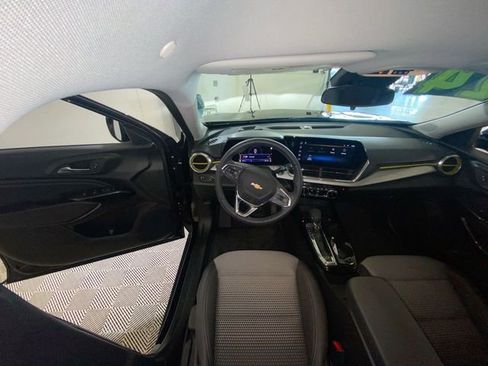 Used 2024 Chevrolet Trax LT w/ Driver Confidence Package FWD image 34
