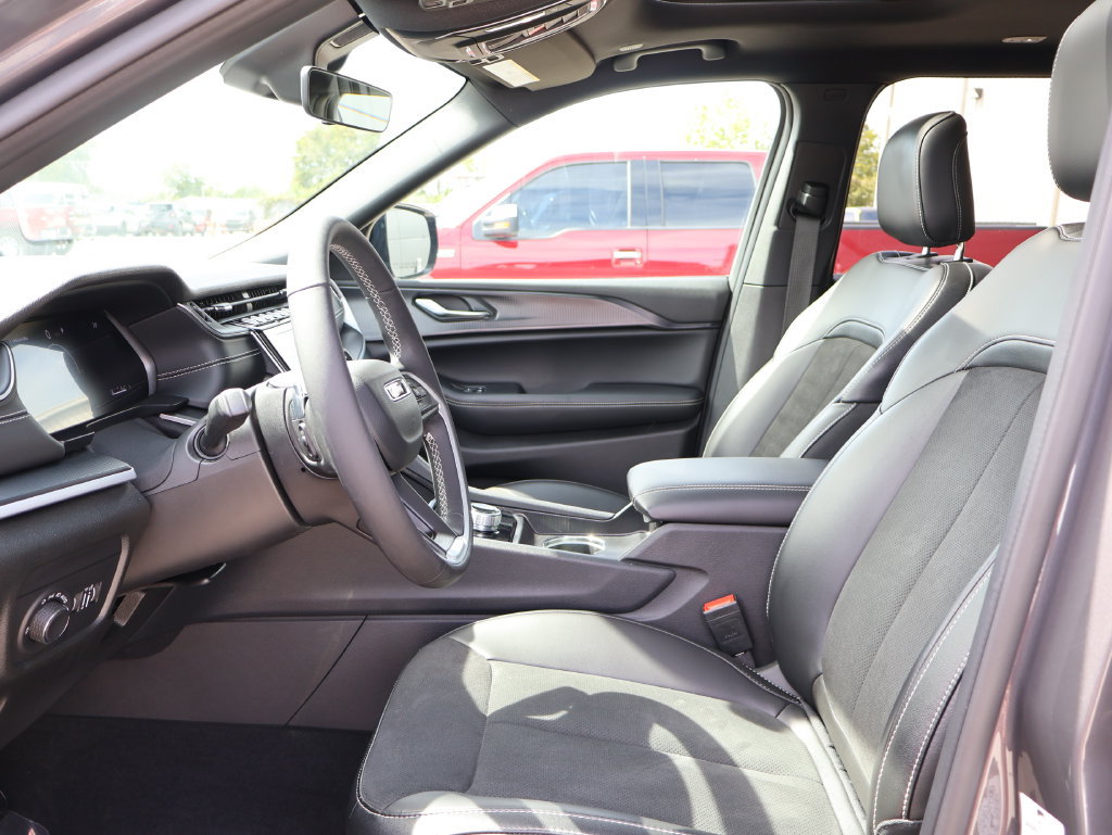 Used 2025 Jeep Grand Cherokee L Altitude AWD/4WD image 23