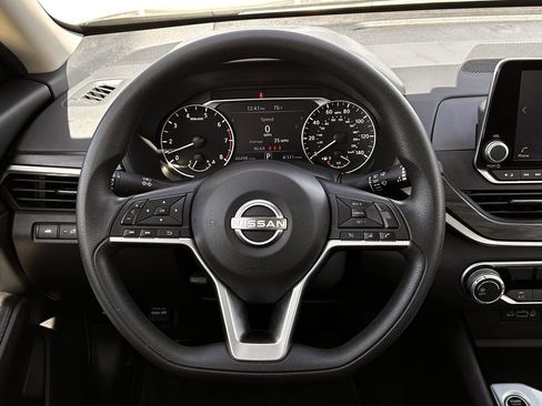 Used 2024 Nissan Altima 2.5 SV FWD image 14