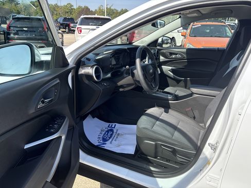 Used 2025 Chevrolet Trax LS w/ LS Convenience Package image 9