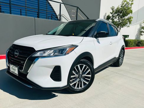 Used 2022 Nissan Kicks SV FWD image 1