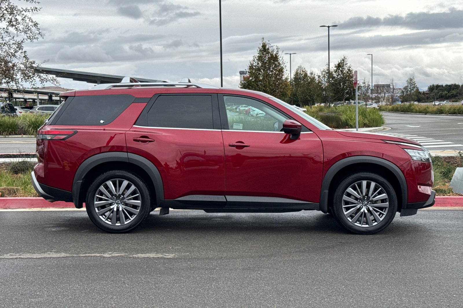 Certified 2023 Nissan Pathfinder SL w/ SL Premium Package FWD image 3
