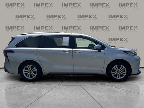 Used 2021 Toyota Sienna Platinum image 6