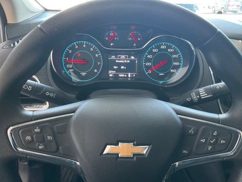 Used 2018 Chevrolet Cruze LT w/ Convenience Package FWD image 6