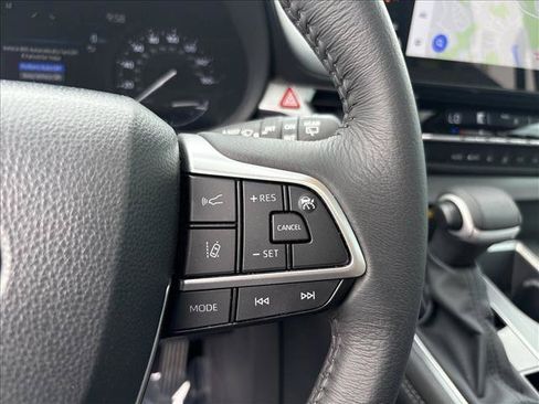 Certified 2025 Toyota Sienna XLE FWD image 30