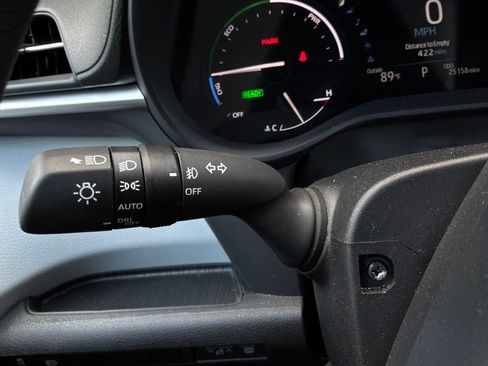 Used 2025 Toyota Sienna XLE FWD image 42