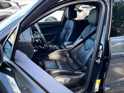 Used 2022 Porsche Macan w/ Premium Package Plus AWD/4WD image 36