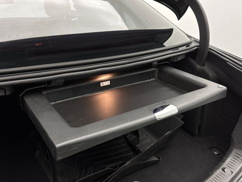 Used 2018 Mercedes-Benz E 400 4MATIC Sedan w/ Premium 1 Package image 32