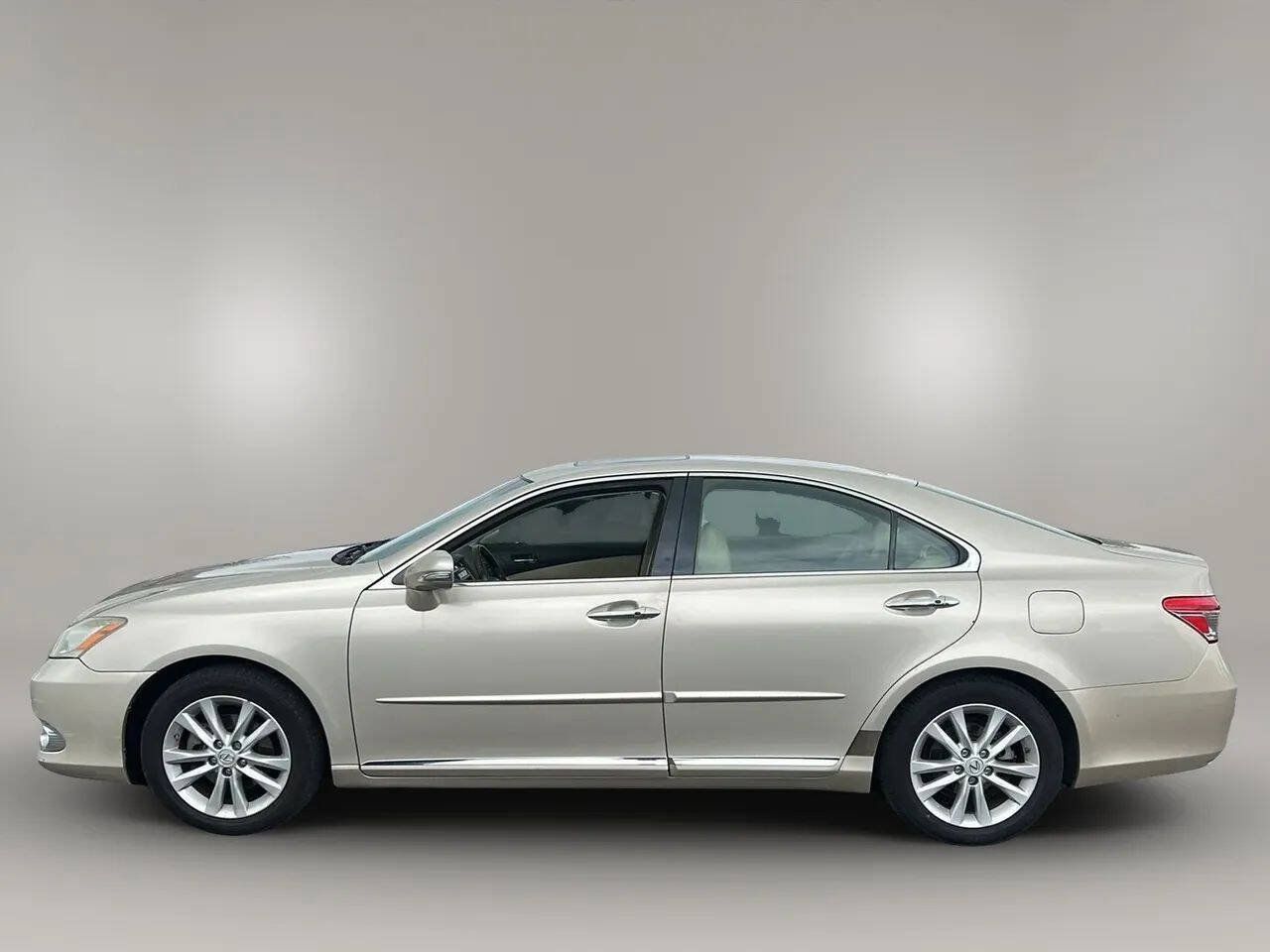 Used 2010 Lexus ES 350 w/ Preferred Accessory Package FWD image 4