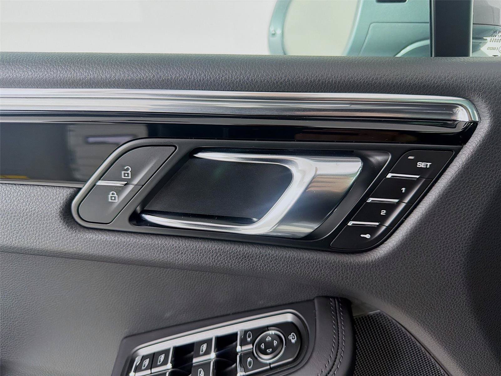 Certified 2026 Porsche Macan AWD/4WD image 7