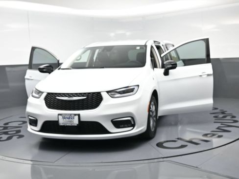 Used 2024 Chrysler Pacifica Limited FWD image 23