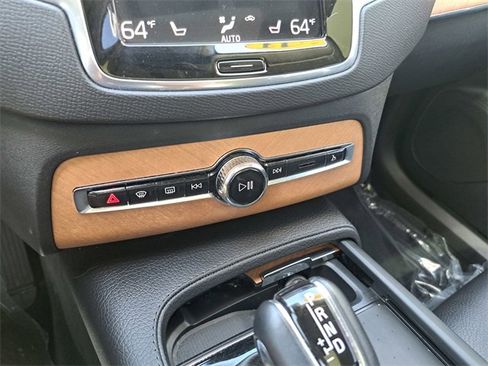 Used 2022 Volvo XC90 T6 Momentum w/ Climate Package image 13