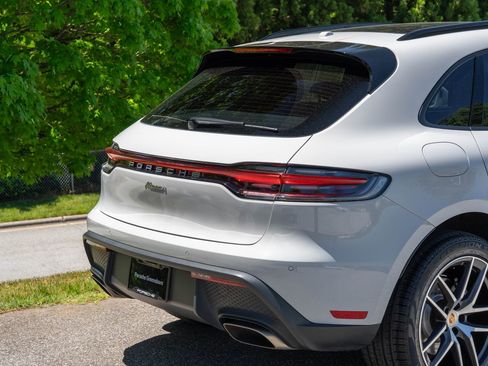 Certified 2023 Porsche Macan AWD/4WD image 13