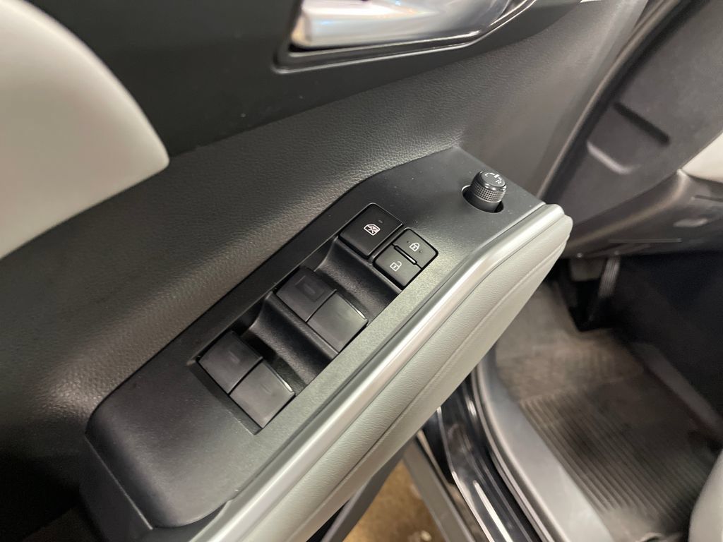 Used 2023 Toyota Highlander XLE AWD/4WD image 15