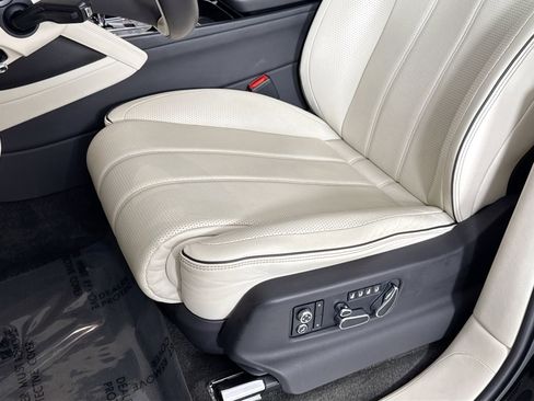 Used 2021 Bentley Bentayga AWD/4WD image 18