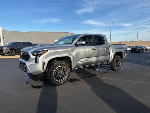 Used 2025 Toyota Tacoma TRD Sport AWD/4WD image 3