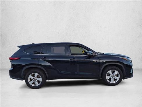 Used 2021 Toyota Highlander LE FWD image 4