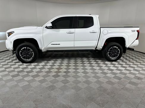 Used 2025 Toyota Tacoma TRD Sport image 2
