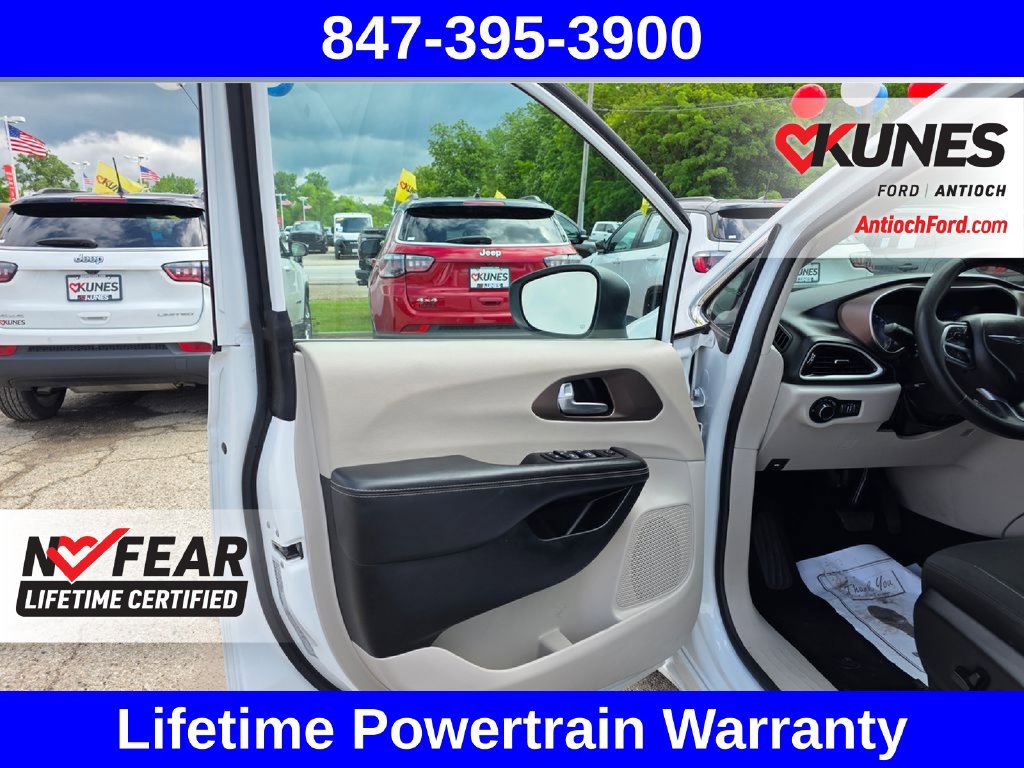 Used 2023 Chrysler Voyager LX FWD image 25