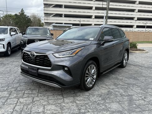 Used 2023 Toyota Highlander Platinum image 3