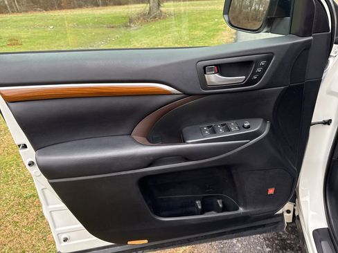 Used 2019 Toyota Highlander Limited image 11