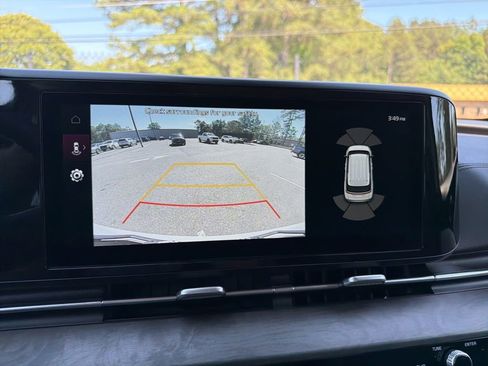 Used 2024 Kia Carnival EX FWD image 11