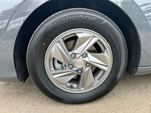 Certified 2025 Hyundai Elantra SE image 11