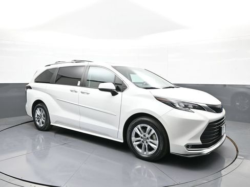Used 2024 Toyota Sienna XLE w/ XLE Plus Package AWD/4WD image 4
