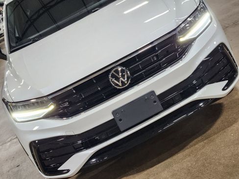 Used 2024 Volkswagen Tiguan SE R-Line image 17