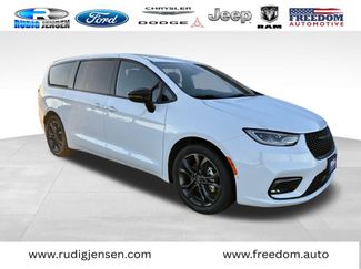 New 2026 Chrysler Pacifica Select video 3