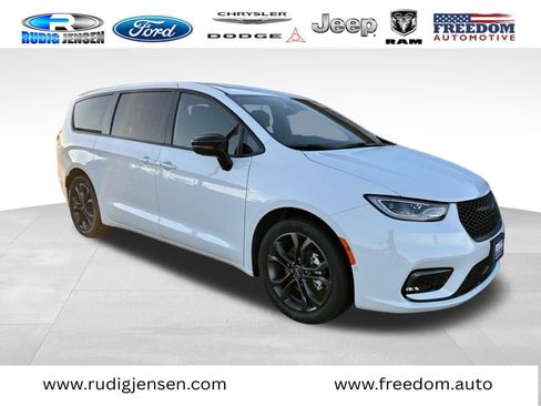 New 2026 Chrysler Pacifica Select image 3