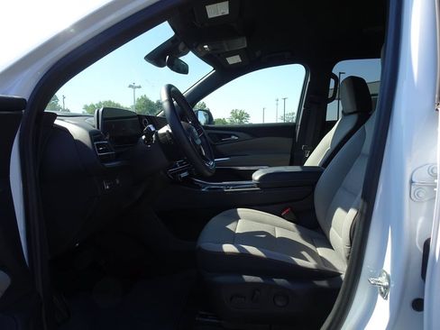 Used 2024 Chevrolet Traverse LT FWD image 9