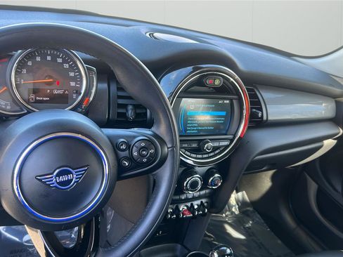 Used 2021 MINI Cooper 4-Door Hardtop image 9
