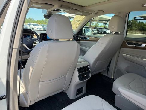 Used 2024 Volkswagen Atlas SE w/ Panoramic Sunroof Package FWD image 23