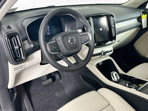 Used 2025 Volvo XC40 B5 Plus w/ Climate Package image 9