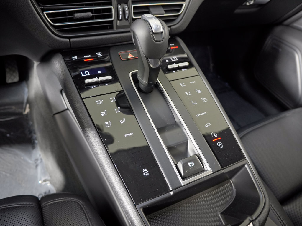Certified 2025 Porsche Macan w/ Premium Package Plus AWD/4WD image 34