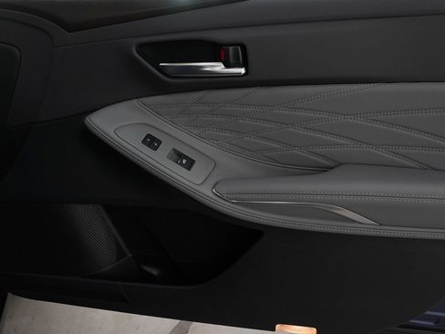 Used 2019 Toyota Avalon Limited image 9