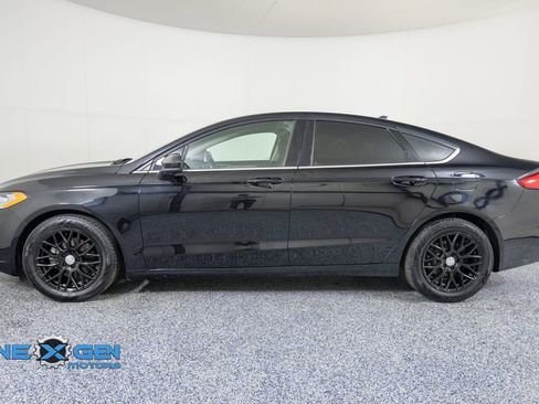 Used 2020 Ford Fusion SE FWD image 4