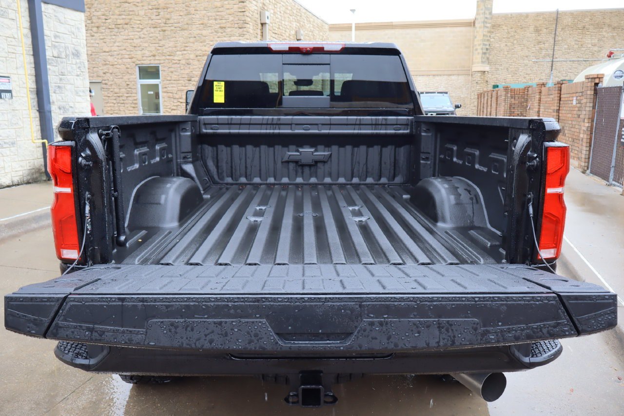 Used 2025 Chevrolet Silverado 2500 ZR2 w/ Technology Package AWD/4WD image 6