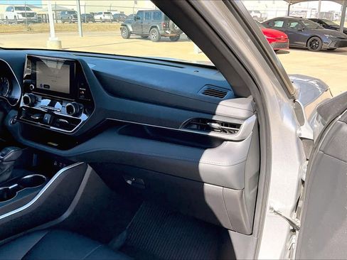 Used 2023 Toyota Highlander XSE image 18