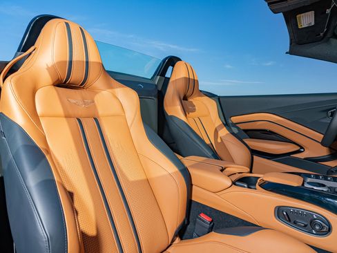 Used 2023 Aston Martin V8 Vantage Roadster image 18
