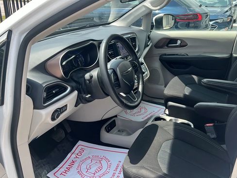 Used 2022 Chrysler Voyager LX image 9