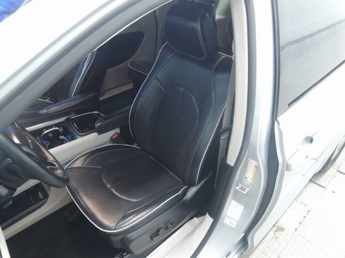 Used 2024 Chrysler Pacifica Limited FWD image 6