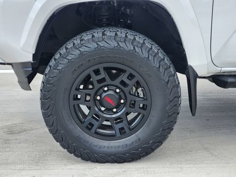 Used 2020 Toyota Tacoma SR5 w/ Technology Package AWD/4WD image 11