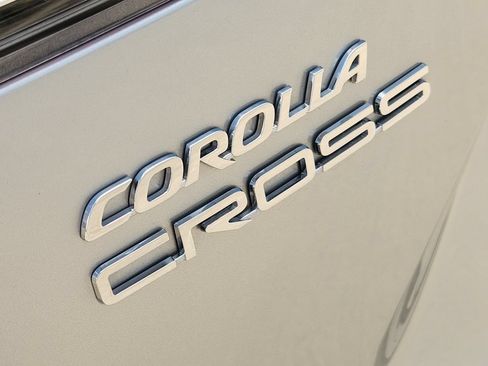 Used 2025 Toyota Corolla Cross XLE w/ Convenience Package FWD image 12